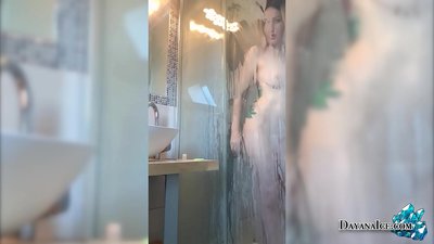 Zazakely manana vody be ranony dia manao masturbate ao anaty douche